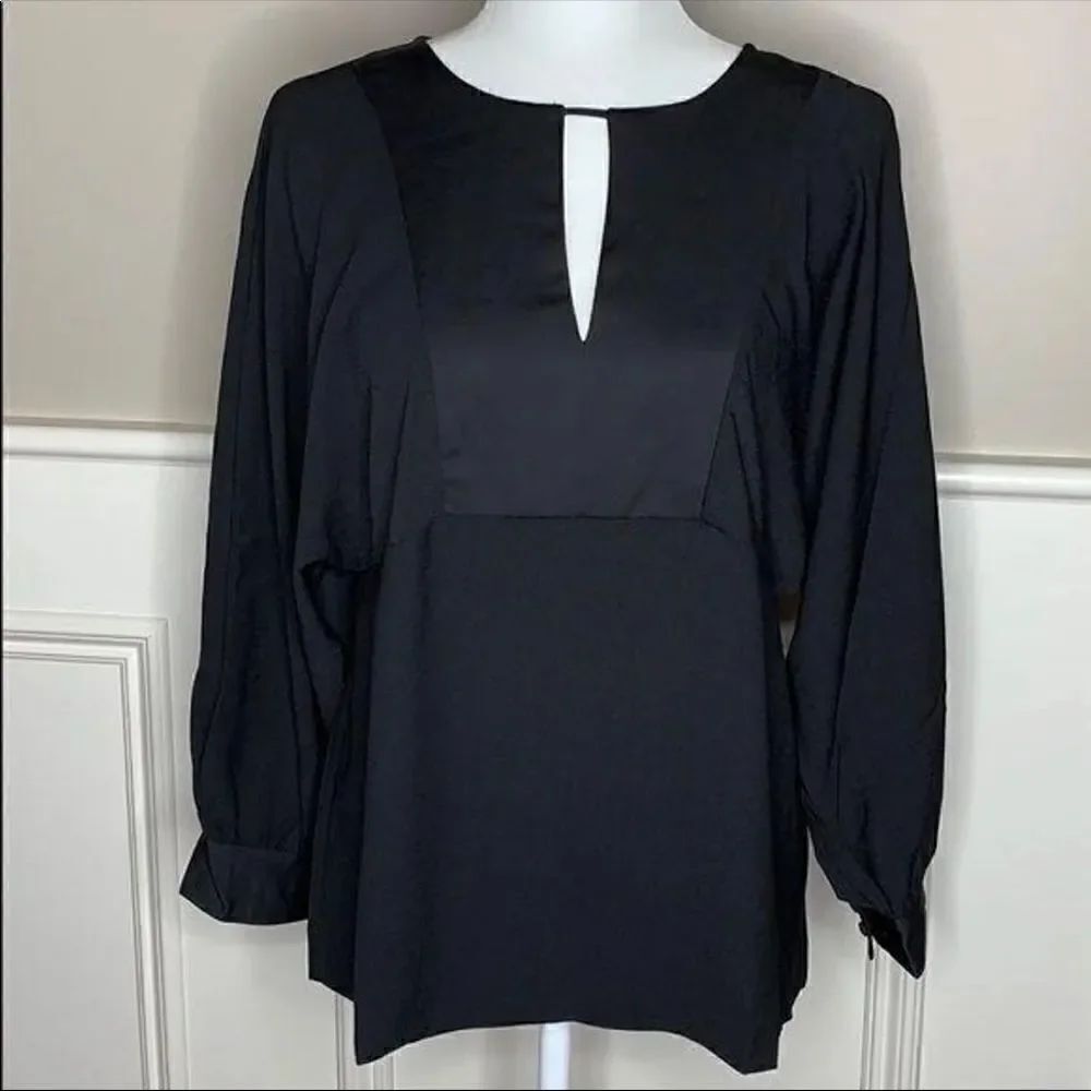 J. Crew Keyhole V-Neck Top Satin Backed Crepe in black size XXS NWT